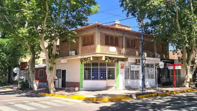 CASA CON 4 LOCALES COMERCIAL - PLAZA GODOY CRUZ