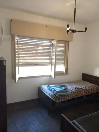 Venta de importante inmueble. Lote de 10 x 35. M2 totales 378. planta baja local grande con departamento de 4 ambientes en la planta alta. foto 2
