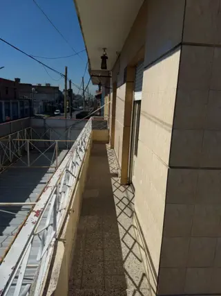 Venta de importante inmueble. Lote de 10 x 35. M2 totales 378. planta baja local grande con departamento de 4 ambientes en la planta alta. foto 4