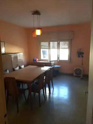 Venta de importante inmueble. Lote de 10 x 35. M2 totales 378. planta baja local grande con departamento de 4 ambientes en la planta alta. foto 5