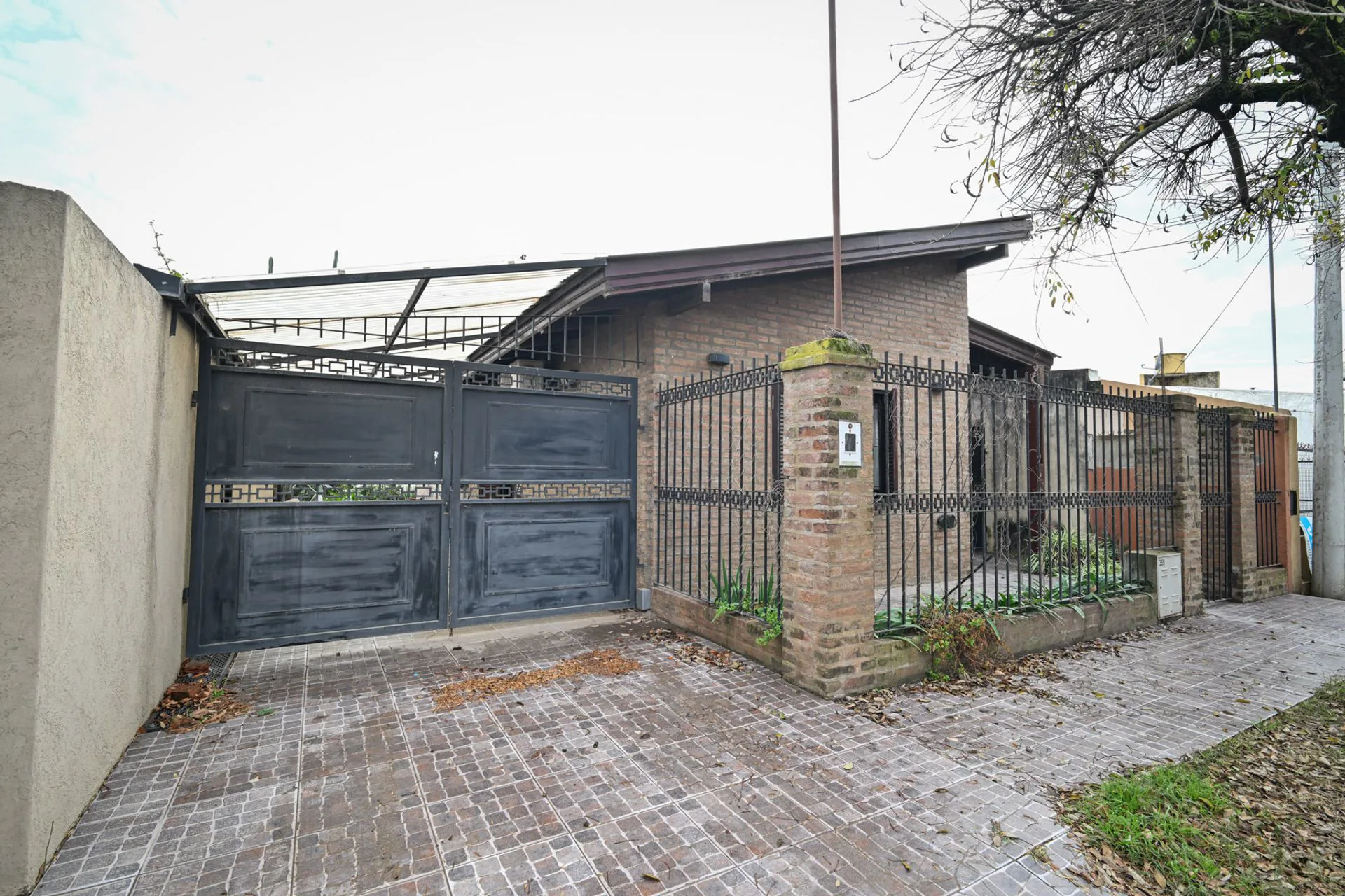 Casa familiar con pileta y 3 dormitorios foto 2