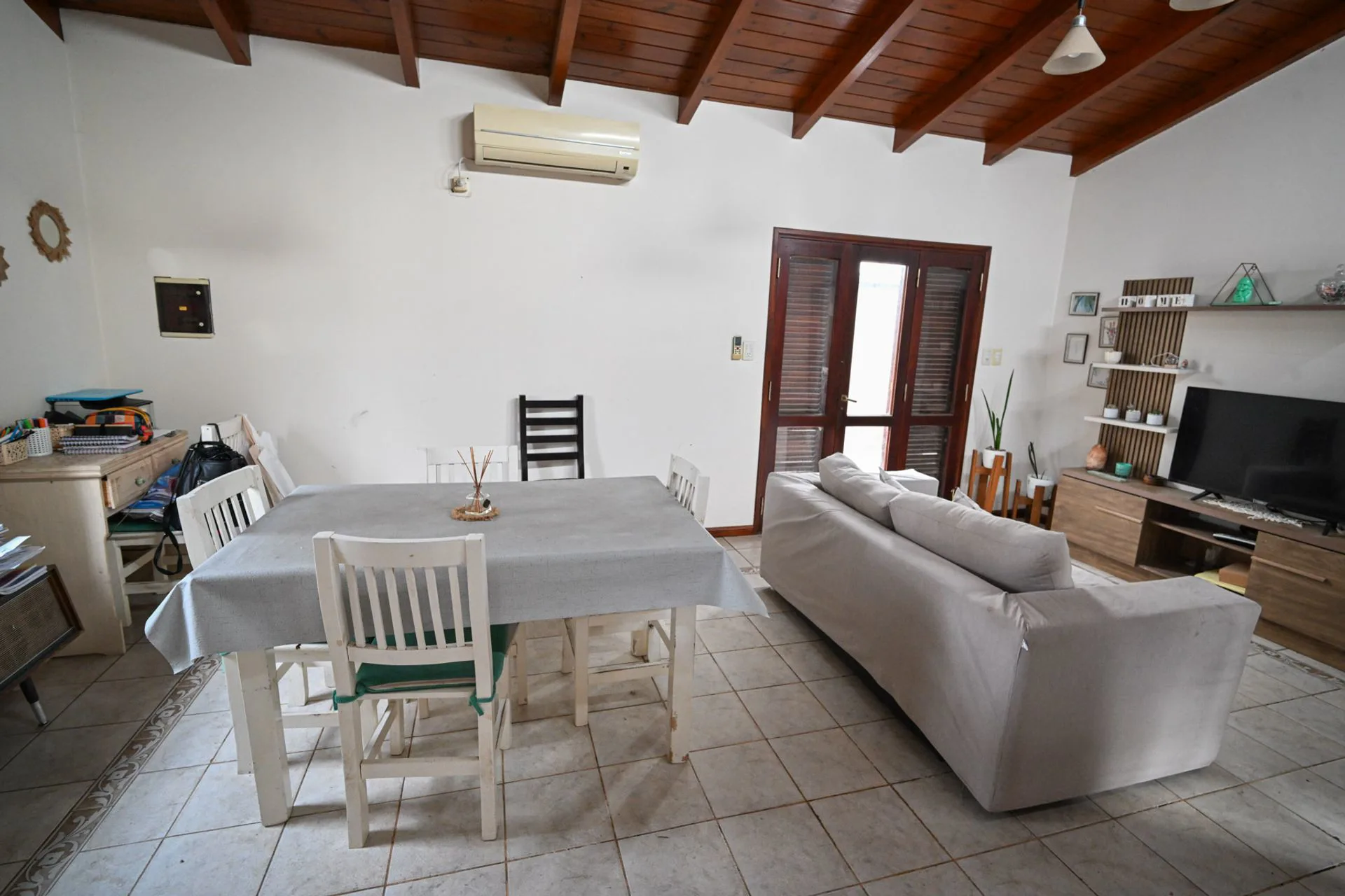 Casa familiar con pileta y 3 dormitorios foto 3