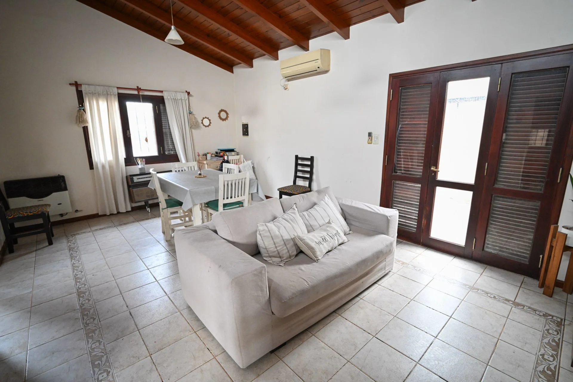 Casa familiar con pileta y 3 dormitorios foto 4
