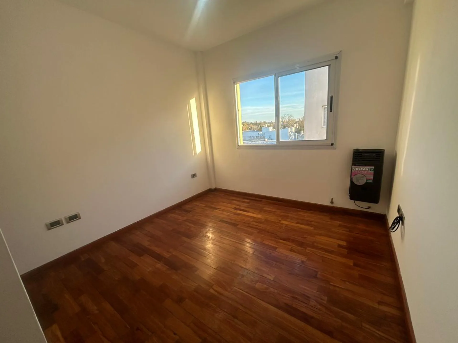 DEPARTAMENTO 1 DORMITORIO EN VENTA LA PLATA BALCON foto 2