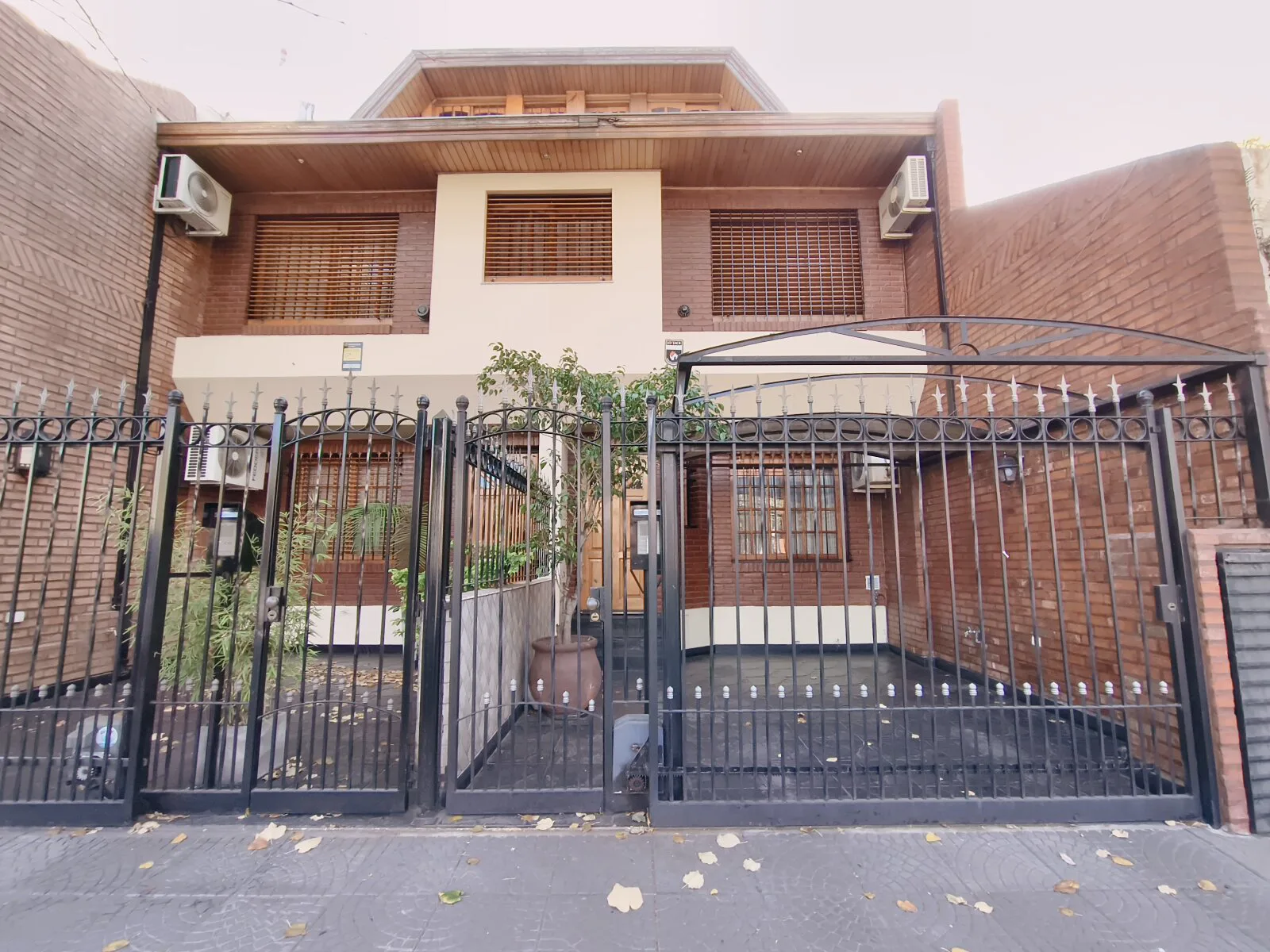 Triplex de 5 ambientes con terraza, parrilla y cochera en Mataderos foto 2