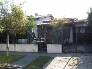 VENTA DE CASA EN LOTE PROPIO DE CUATRO AMB. ZONA CHILAVERT foto 1