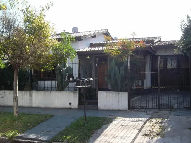 VENTA DE CASA EN LOTE PROPIO DE CUATRO AMB. ZONA CHILAVERT