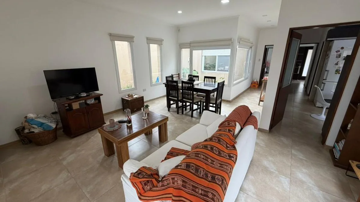 Se vende casa IMPECABLE,2 dorm,zona residencial VT foto 2