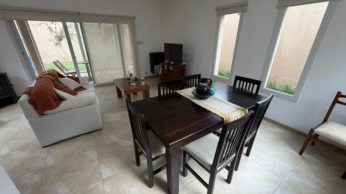Se vende casa IMPECABLE,2 dorm,zona residencial VT foto 3