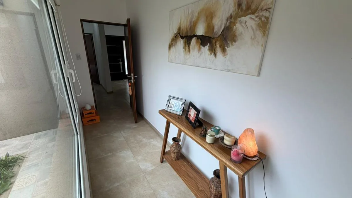 Se vende casa IMPECABLE,2 dorm,zona residencial VT foto 4