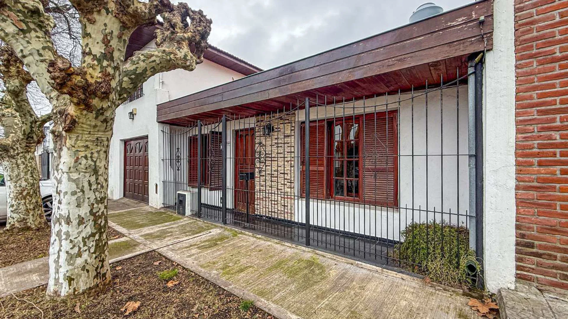 VENTA CASA 4 AMBIENTES APTO CREDITO  CON PARQUE foto 2