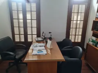 Retasado Venta Oficina Comercial Reciclada Escritura 6 privados sala de reuniones en Centro U$S170.000. foto 5