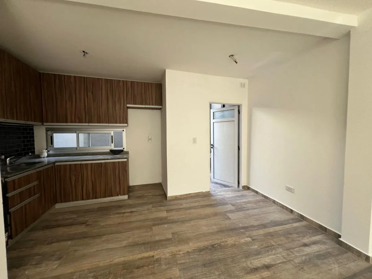 duplex 4 amb en venta con doble balcón y patio foto 2