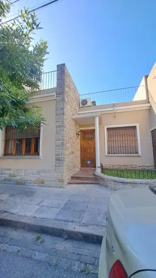 VENDE HERMOSA CASA, LOTE PORPIO EN VILLA GRAL MITRE foto 1