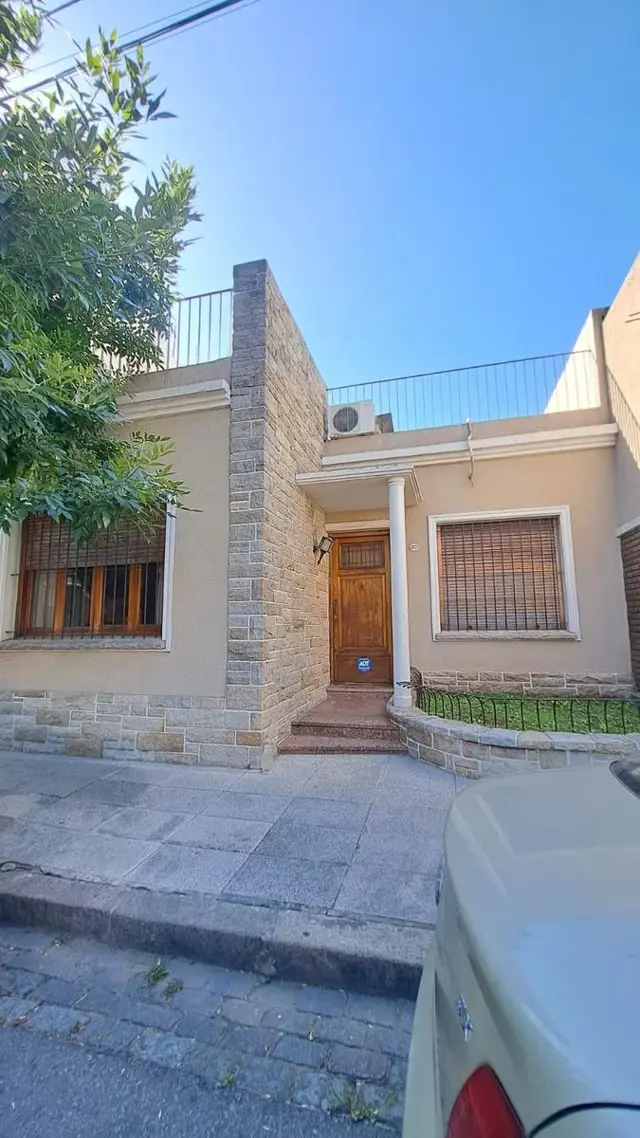VENDE HERMOSA CASA, LOTE PORPIO EN VILLA GRAL MITRE