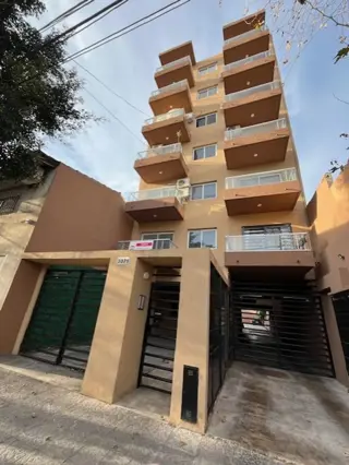 DEPARTAMENTO 2 AMBIENTES CON BALCON y COCHERA CUBIERTA- SAENZ PEÑA foto 1