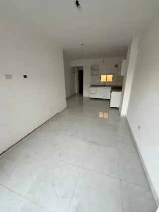 DEPARTAMENTO 2 AMBIENTES CON BALCON y COCHERA CUBIERTA- SAENZ PEÑA foto 2