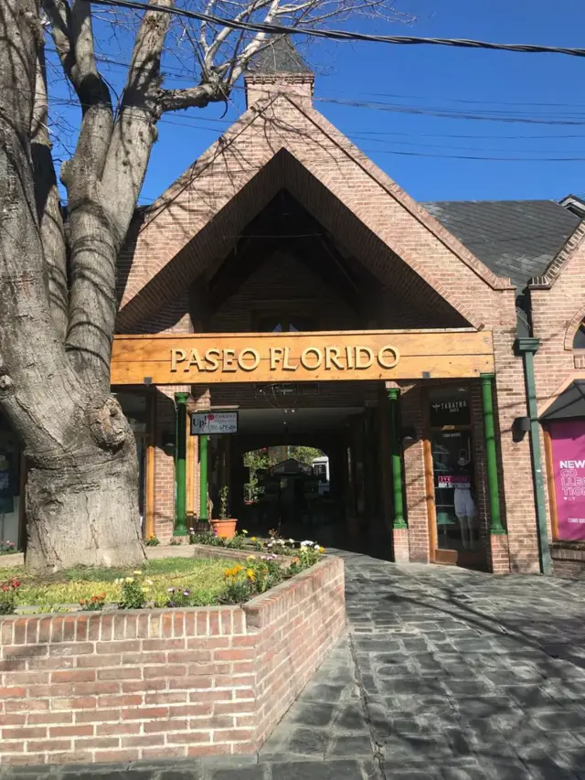 VENTA LOCAL COMERCIAL EN PASEO FLORIDO HURLINGHAM