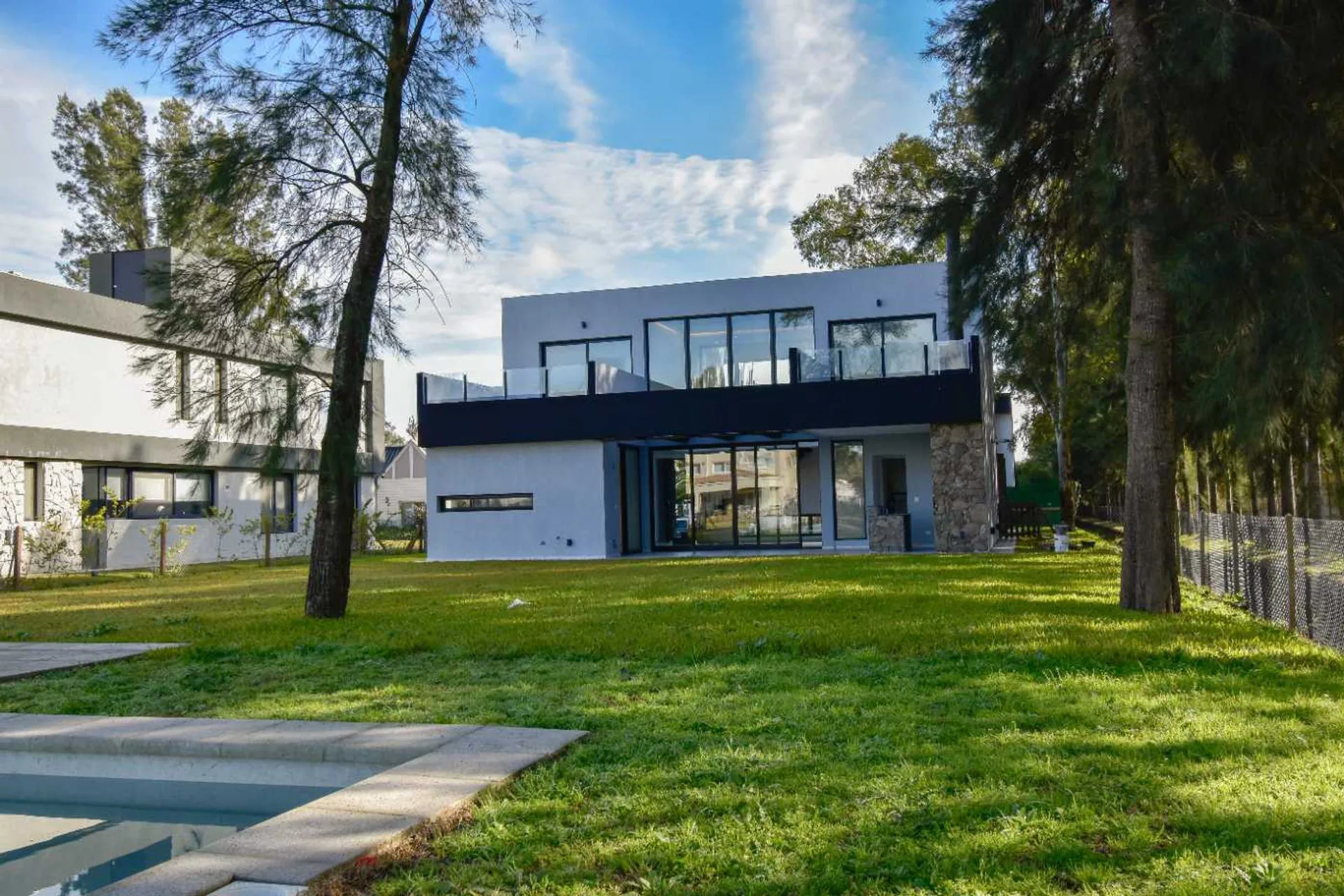 CASA EN VENTA EN TERRALAGOS CON PILETA foto 3