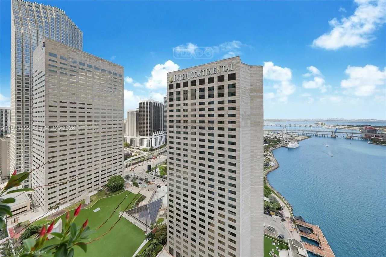 335 S Biscayne Blvd 300 foto 2