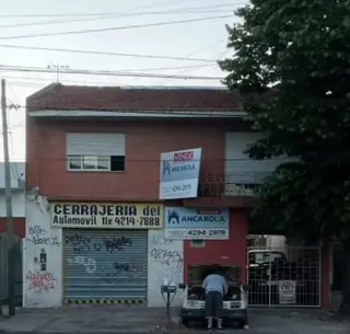 Tres departamentos y local sobre Avenida Espora. foto 5
