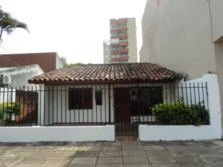 Casa en Villa Sarita en frente al Club Guarany foto 2