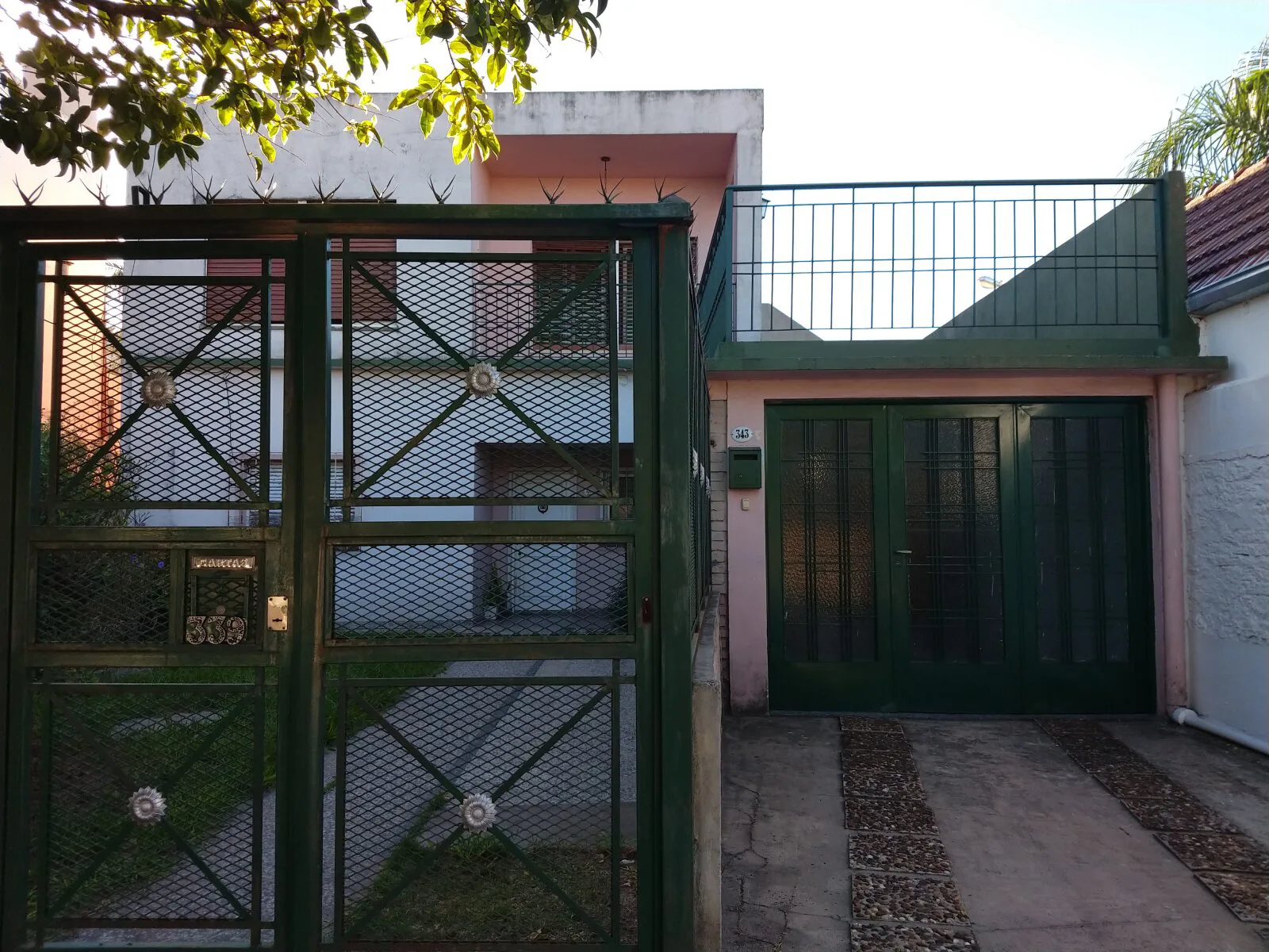 Venta PH tipo casa con garaje y patio en Morón foto 2