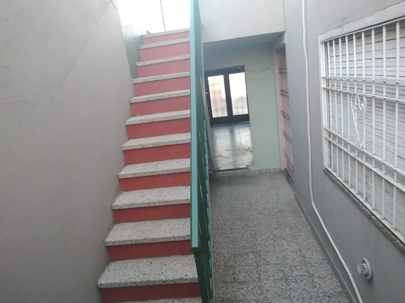 Venta PH tipo casa con garaje y patio en Morón foto 5