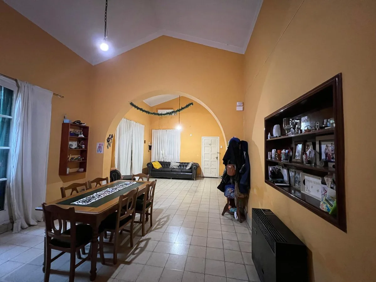 SE VENDE CASA SOBRE CALLE MAIPU 5 AMBIENTES foto 2