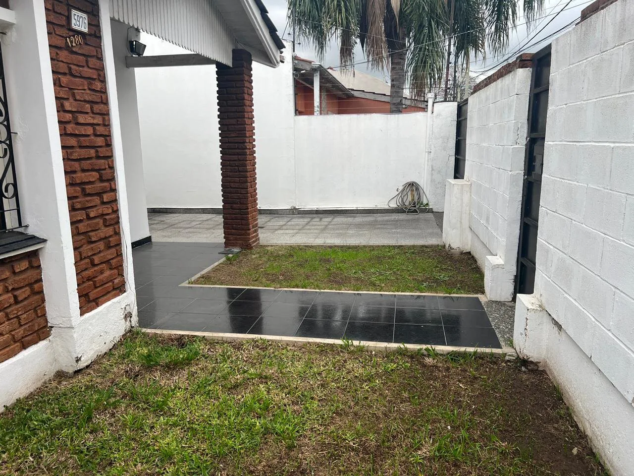 Amplia casa a nueva con cochera para varios autos y jardín foto 2