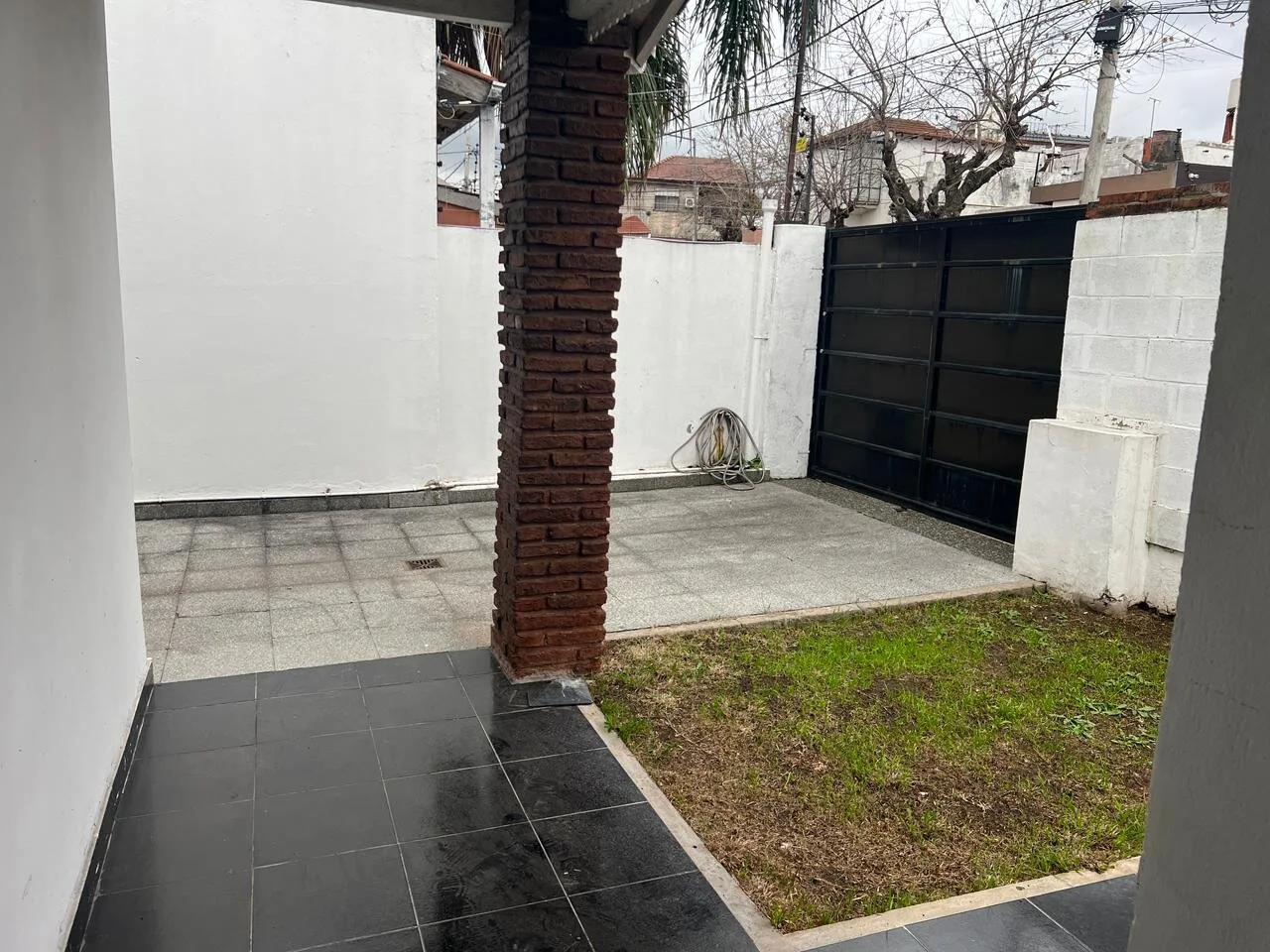 Amplia casa a nueva con cochera para varios autos y jardín foto 3