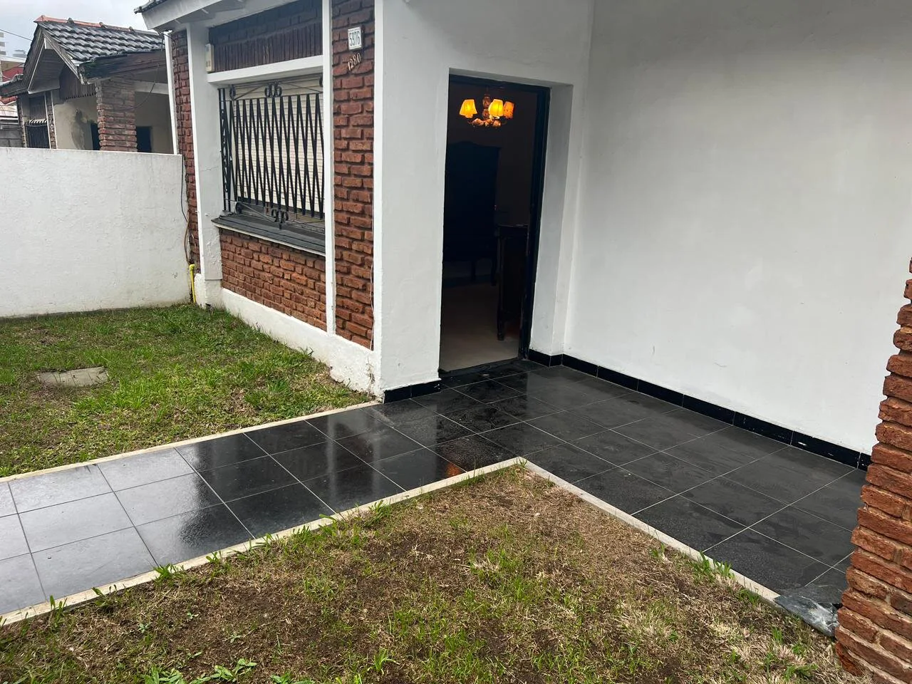 Amplia casa a nueva con cochera para varios autos y jardín foto 4