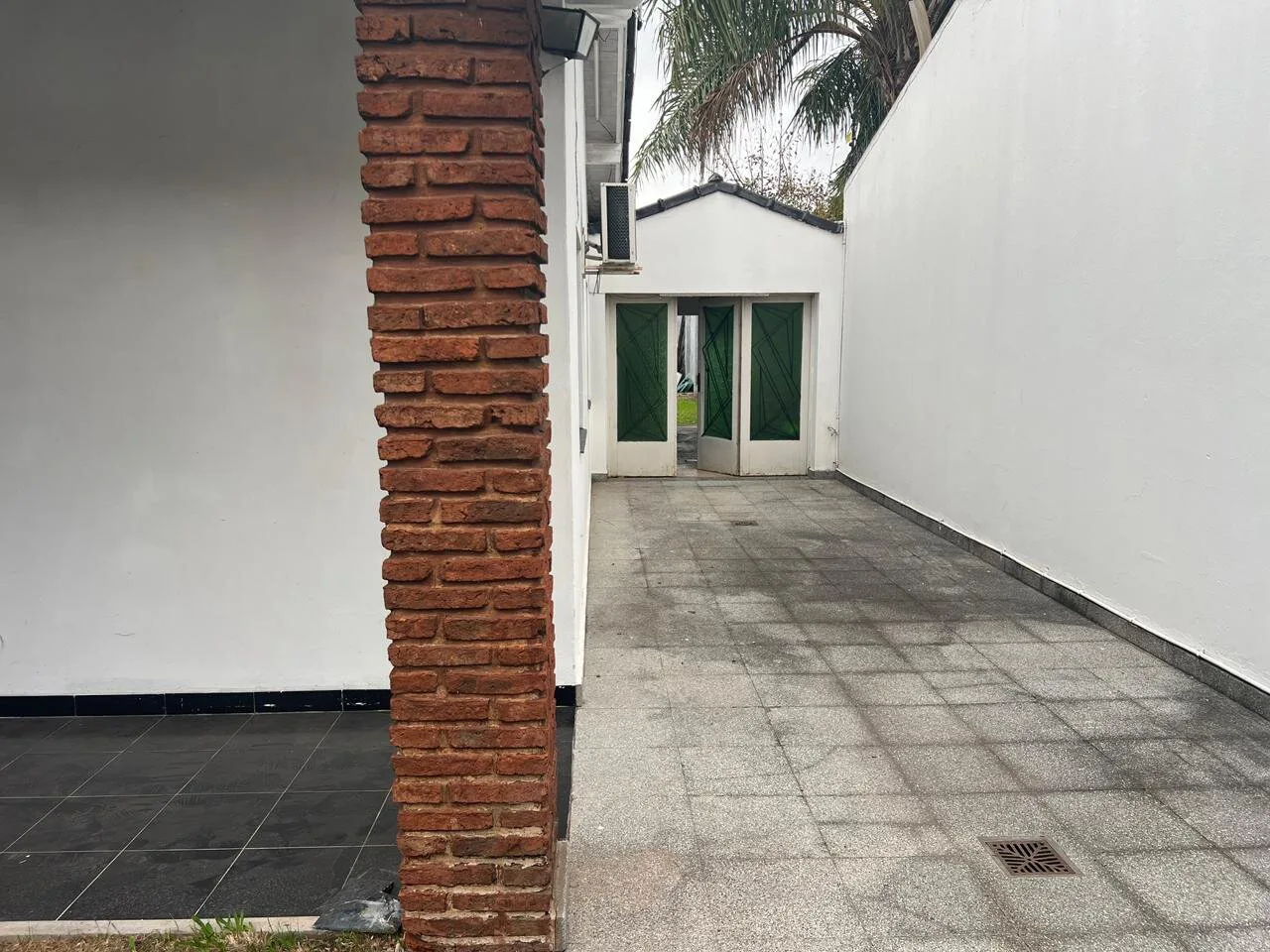 Amplia casa a nueva con cochera para varios autos y jardín foto 5
