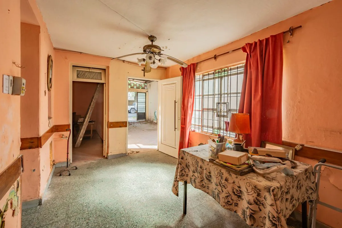 Casa en lote propio a refaccionar foto 3