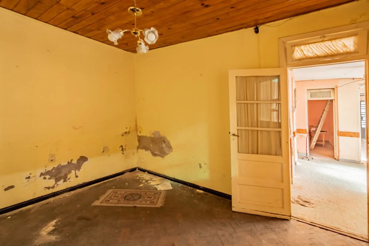 Casa en lote propio a refaccionar foto 4