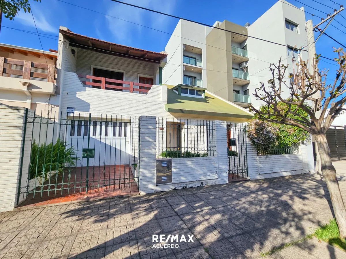 CASA TRES DORMITORIOS EN VENTA APTA CREDITO foto 2