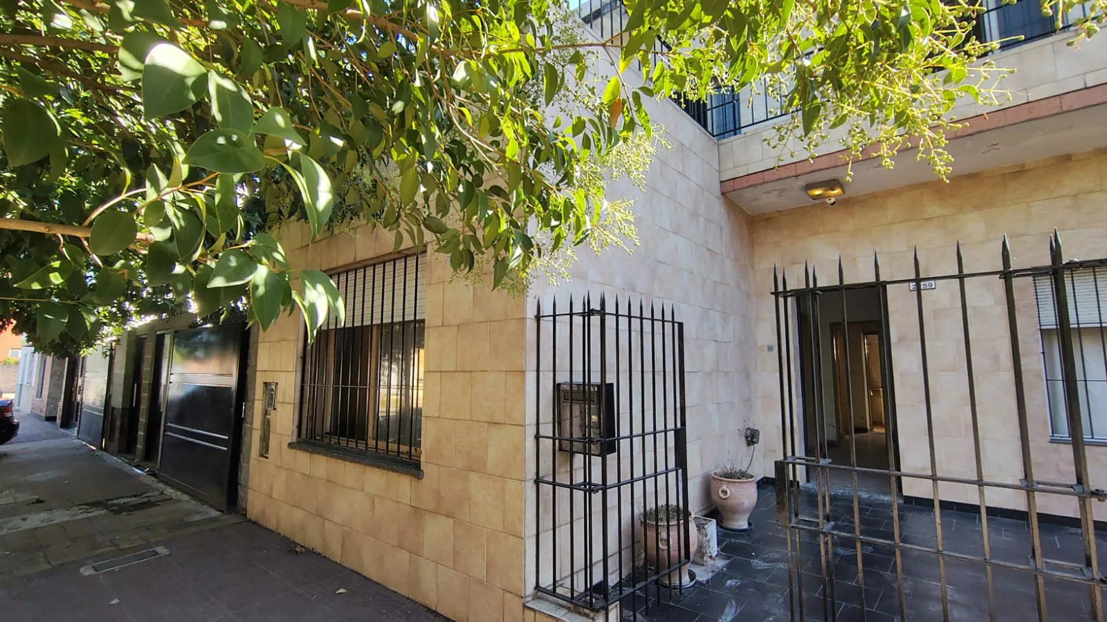 IMPORTANTE CASA EN DOS PLANTAS CON GALPÓN/DEPOSITO