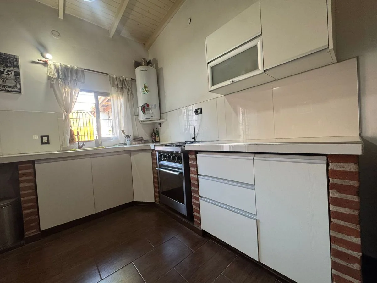 CASA EN VENTA TEMPERLEY REFACCIONADA A NUEVA foto 2