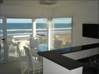 Excelente Departamento sobre la playa con vista al mar foto 1