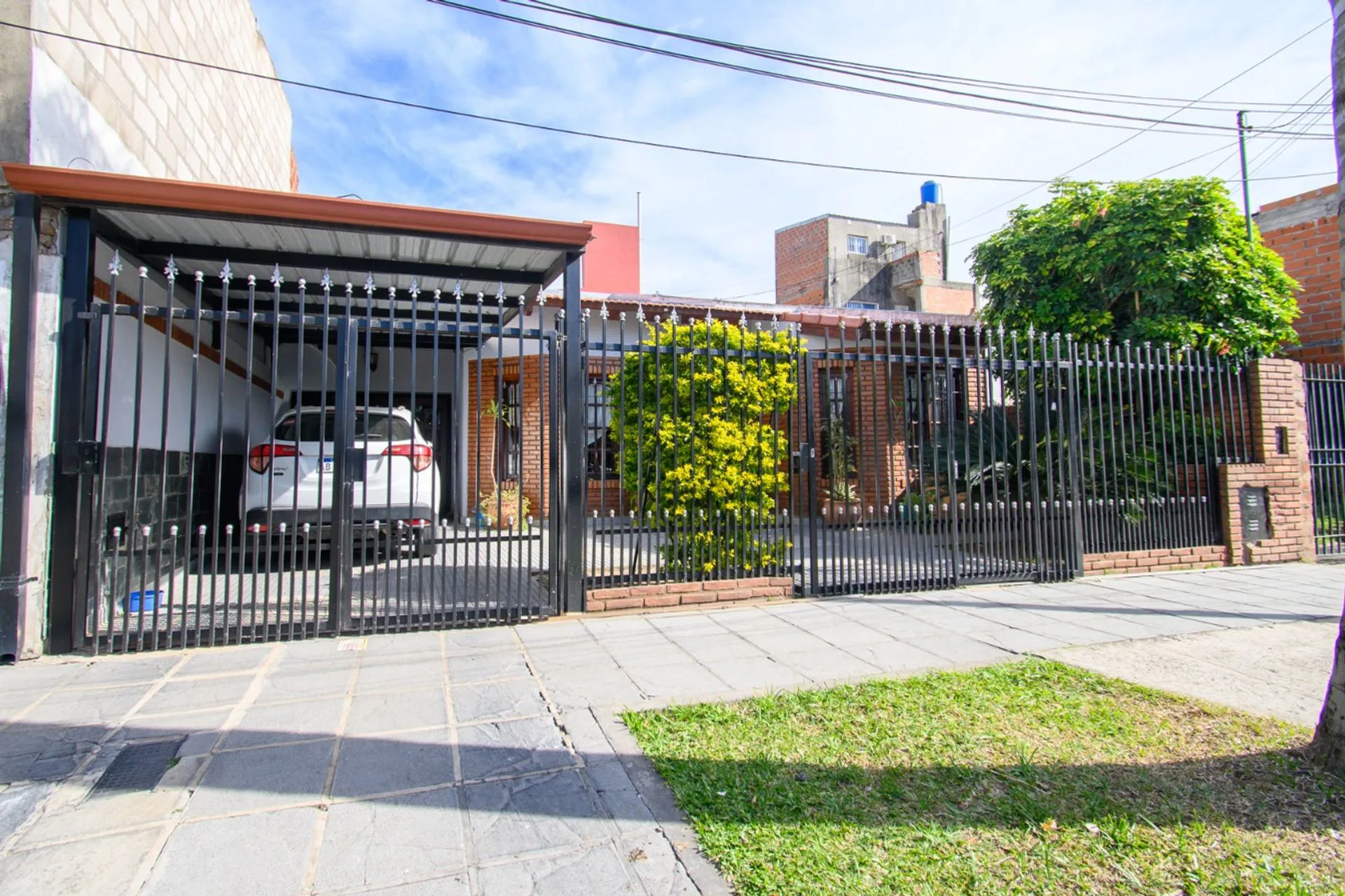 GRAN CASA CON PATIO PILETA y QUINCHO foto 2