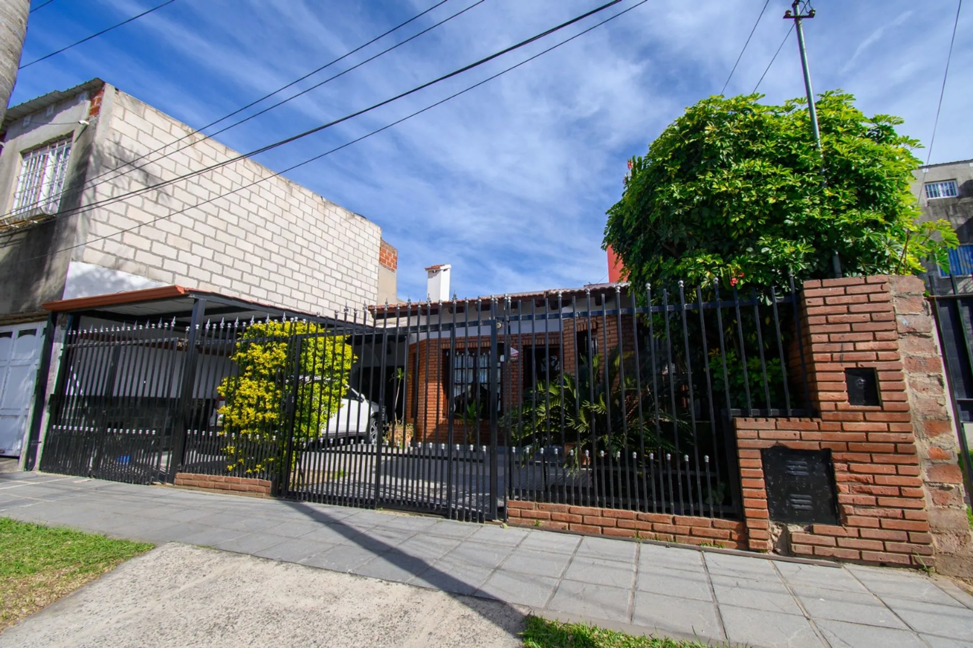 GRAN CASA CON PATIO PILETA y QUINCHO foto 3