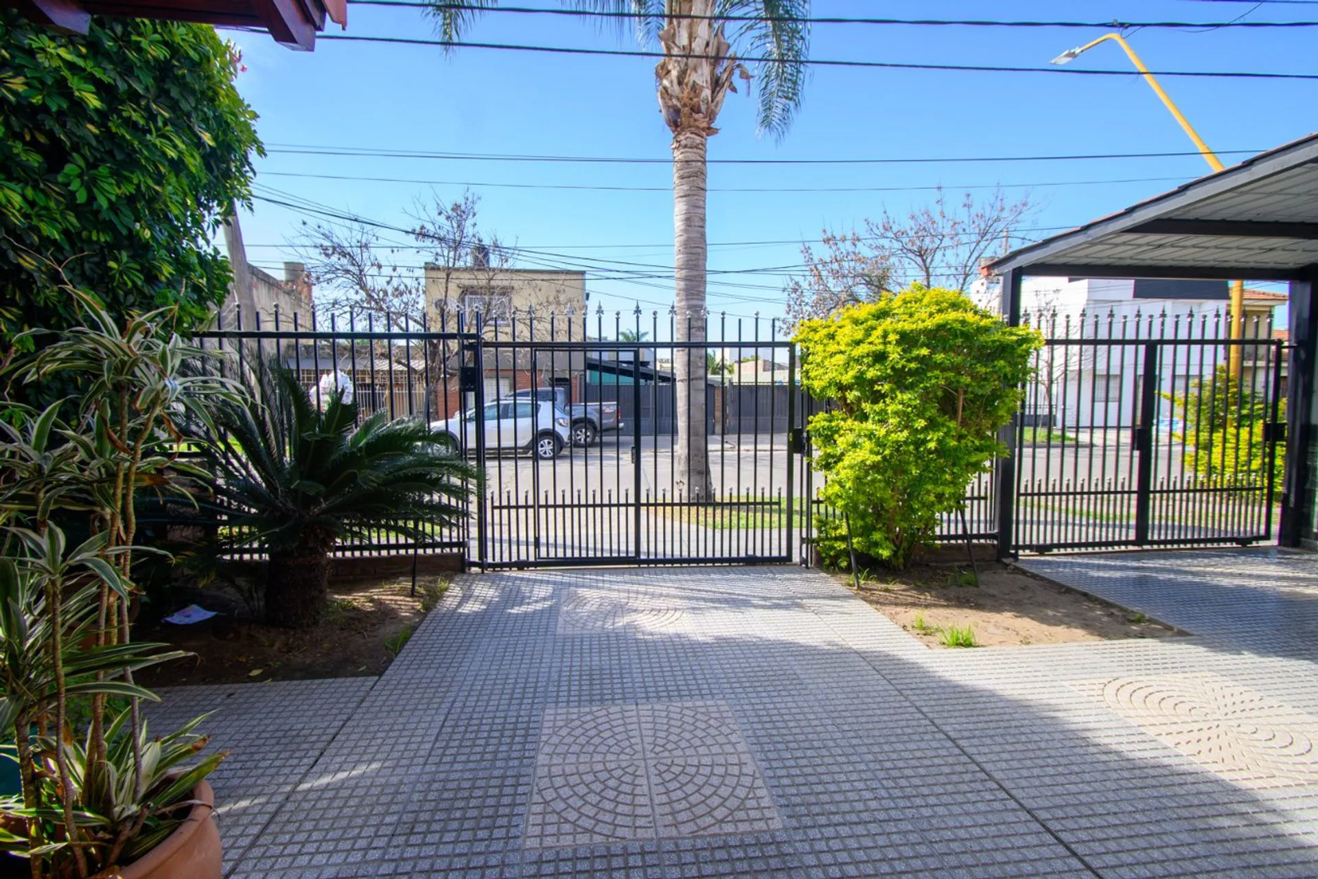 GRAN CASA CON PATIO PILETA y QUINCHO foto 5