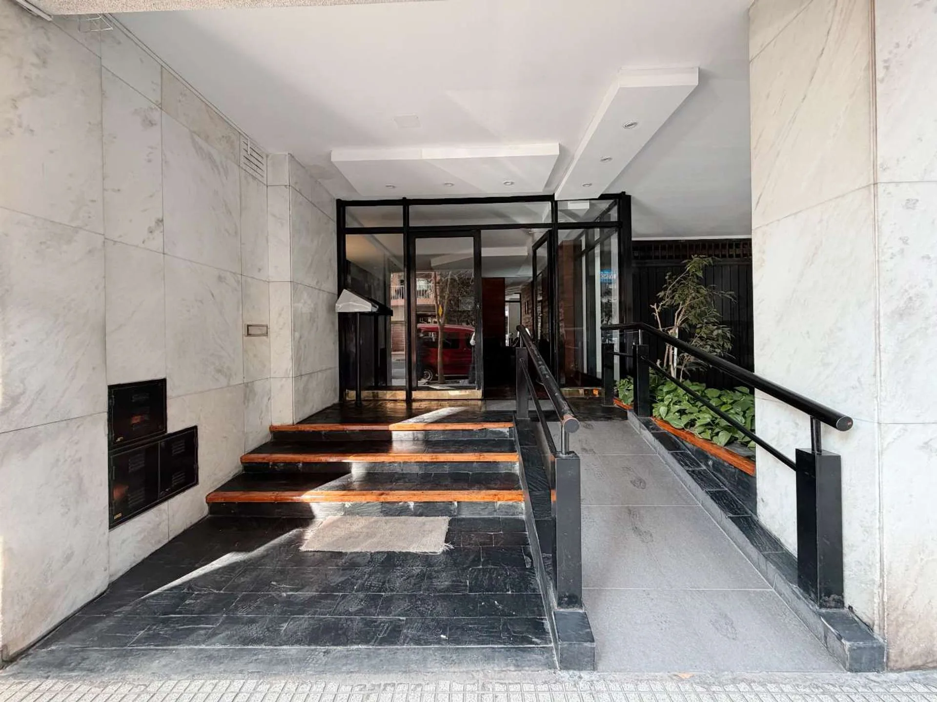 VENTA DPTO 3 AMB PATIO Y BALCON FRENTE RECOLETA foto 5