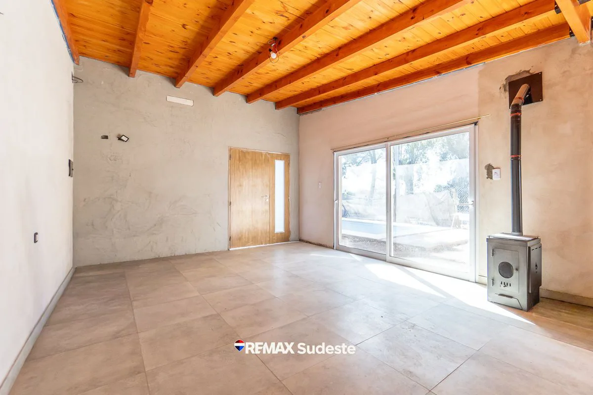 Amplia casa a estrenar con pileta foto 4