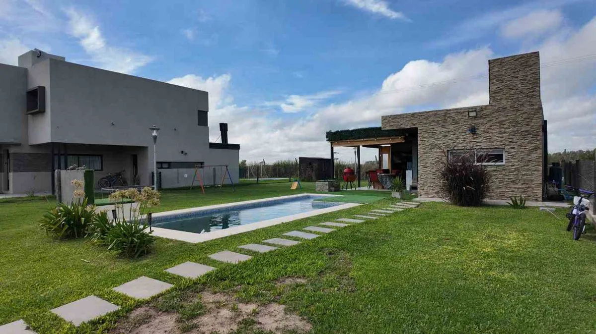 CASA EN VENTA 2 DORMITORIOS-BRISANOVA - P. ESTHER