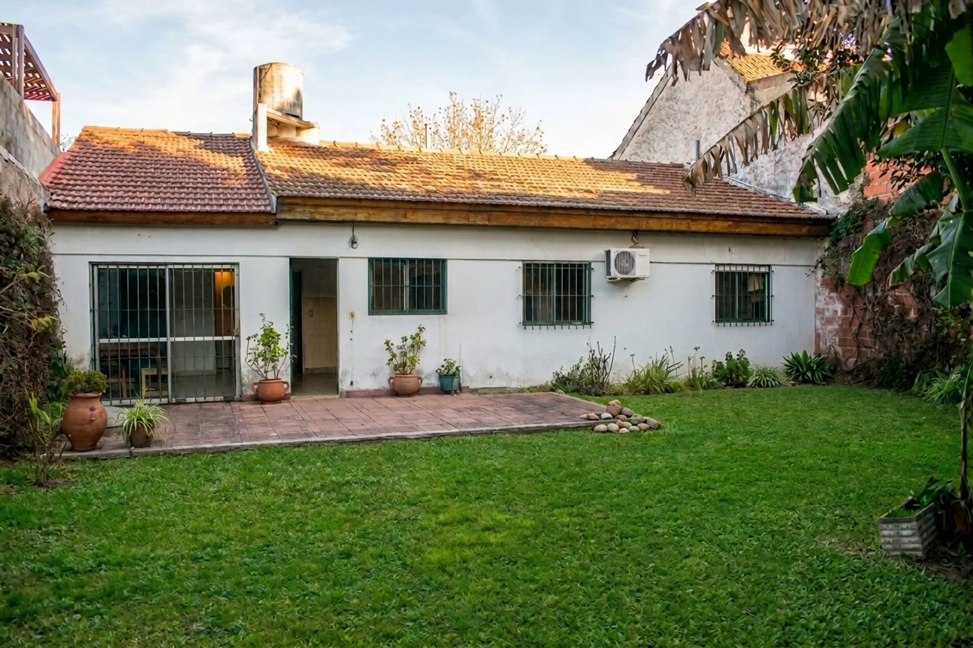VENTA CASA 4 AMB, JARDIN, COCH EN HAEDO, HERMOSA!! foto 2