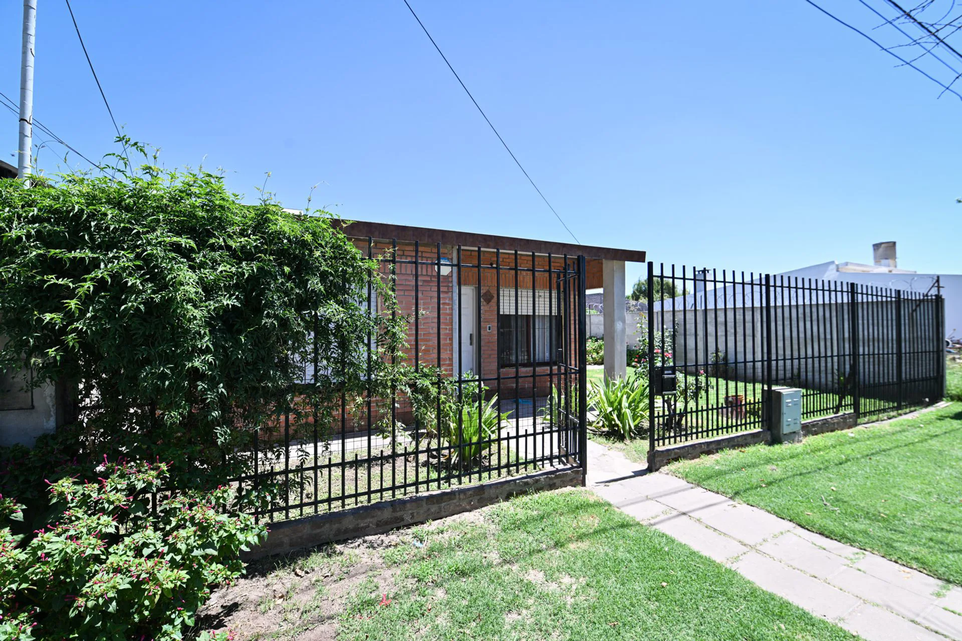 Venta casa de 2 dormitorios con gran patio foto 3