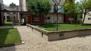 Venta Departamento Dormie PB  3 ambientes 2 dormitorios galeria parrilla jardin cochera en CC El Nacional foto 4