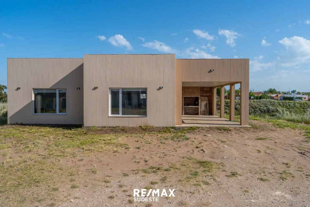 VENTA CASA 3 AMBIENTES LAS LOMAS MONTE HERMOSO foto 3