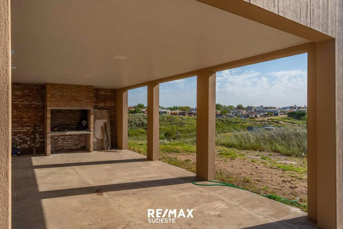 VENTA CASA 3 AMBIENTES LAS LOMAS MONTE HERMOSO foto 4